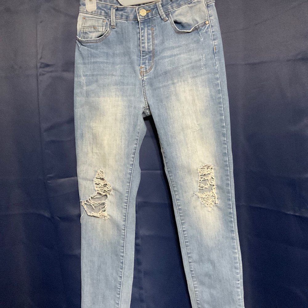 Distressed skinny jeans size 7.  W184